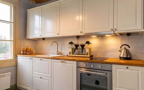 Vanhakylä Gård Väentupa: Hout, Keuken, Interieur Ontwerp, Cabinetry, Countertop, Flooring, Toestel Van De Keuken, Kraan, Loodgieterswerkinrichting, Huis