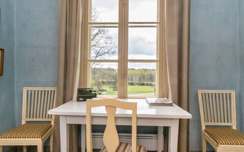 Vanhakylä Gård Väentupa: Meubilair, Flooring, Hout, Interieur Ontwerp, Verdieping, Stoel, Tafel, Kamer, Houten Vloer, Eetkamer