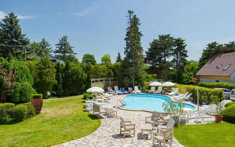 Holiday Club 3: Zwembad, Toevlucht, Vrije Tijd, Tuin, Landscaping, Buitenmeubels, Gazon, Werf, Eco Hotel, Park