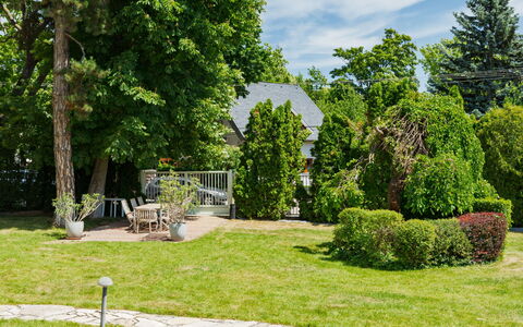 Holiday Club 3: Boom, Groen, Gras, Blad, Tuin, Struik, Landschap, Gazon, Groundcover