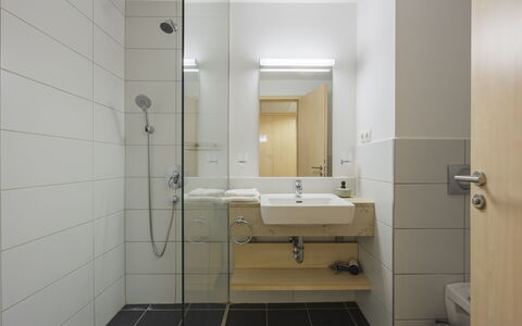 Holiday Club 3: Badkamer, Muur, Flooring, Interieur Ontwerp, Verdieping, Loodgieterswerkinrichting, Plafond, Kraan, Loodgieter, Wastafel In De Badkamer