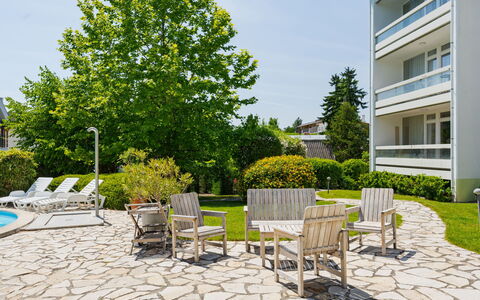Holiday Club 3: Tuin, Schaduw, Werf, Buitenmeubels, Landscaping, Gazon, Toevlucht, Villa, Backyard