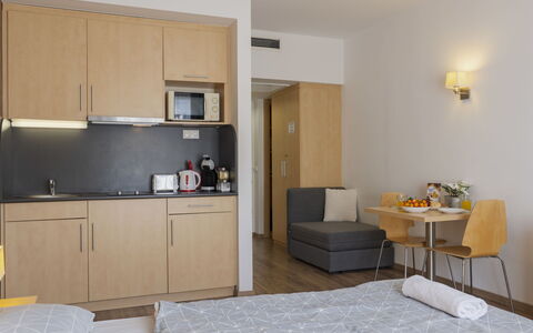Holiday Club 3: Meubilair, Interieur Ontwerp, Muur, Bed, Slaapkamer, Verdieping, Hout, Flooring, Kamer, Textiel