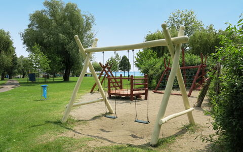 Holiday Club 3: Speeltoestel, Openbare Ruimte, Schommel, Recreatie, Speelplaats, Park, Chute, Vrije Tijd, Dia Van De Speelplaats, Tuin