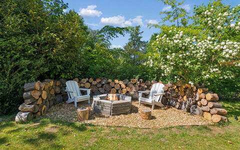 Daren - 235M from the Sea: Struik, Tuin, Plantengemeenschap, Groundcover, De Lente, Buitenmeubels, Schaduw, Backyard, Landscaping