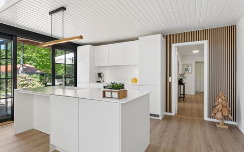 Daren - 235M from the Sea: Keuken, Countertop, Interieur Ontwerp, Flooring, Hout, Meubilair, Plafond, Verdieping, Toestel Van De Keuken, Houten Vloer