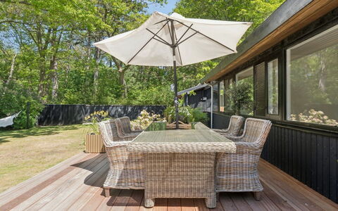Daren - 235M from the Sea: Meubilair, Houten Vloer, Hout, Flooring, Tafel, Buitenmeubels, Keuken En Eettafel, Stoel, Hardwood, Veranda