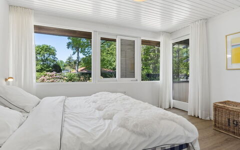 Daren - 235M from the Sea: Meubilair, Bed, Interieur Ontwerp, Slaapkamer, Hout, Plafond, Bedding, Laken, Verdieping, Linens