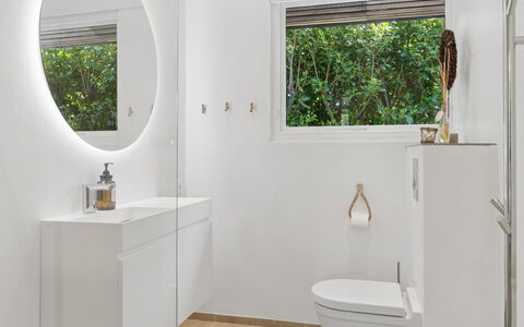 Daren - 235M from the Sea: Flooring, Verdieping, Interieur Ontwerp, Badkamer, Loodgieterswerkinrichting, Toilet, Badkamerkast, Loodgieter, Wastafel, Kraan