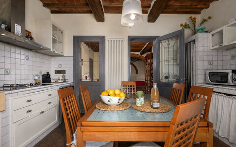 Podere Il Pozzangone, Lucignano: Meubilair, Interieur Ontwerp, Flooring, Hout, Keuken, Countertop, Plafond, Cabinetry, Tafel, Stoel