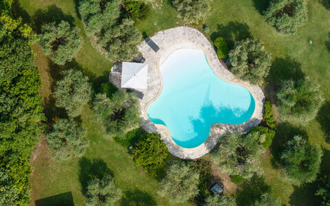 Podere Il Pozzangone, Lucignano: Blauw, Zwembad, Schaduw, Toevlucht, Landscaping, Thermae, Eco Hotel, Backyard, Vijver, Villa