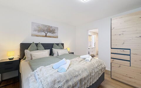 Jäger Suite: Meubilair, Interieur Ontwerp, Bed, Flooring, Verdieping, Slaapkamer, Plafond, Hout, Kamer, Laken