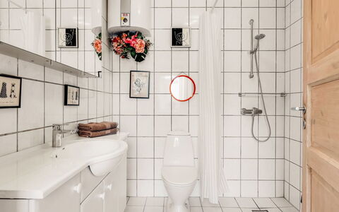Heloise - 900M from the Sea: Badkamer, Loodgieterswerkinrichting, Interieur Ontwerp, Flooring, Wastafel, Verdieping, Loodgieter, Wastafel In De Badkamer, Kraan, Tegel
