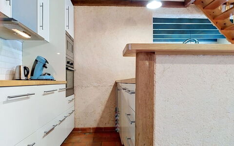 L'Ancienne Ferme: Flooring, Countertop, Hout, Verdieping, Interieur Ontwerp, Meubilair, Keuken, Cabinetry, Plafond, Toestel Van De Keuken
