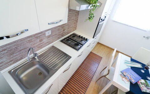 Casa Aurora a Otranto: Keuken, Countertop, Gootsteen, Major Appliance, Toestel Van De Keuken, Flooring, Hout, Wastafel, Loodgieterswerkinrichting, Interieur Ontwerp