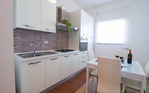 Casa Aurora a Otranto: Keuken, Major Appliance, Flooring, Countertop, Toestel Van De Keuken, Interieur Ontwerp, Hout, Verdieping, Meubilair, Cabinetry