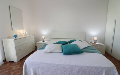 Casa Aurora a Otranto: Bed, Meubilair, Bedding, Slaapkamer, Laken, Interieur Ontwerp, Linens, Hout, Flooring, Verdieping