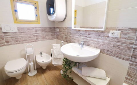 Casa Aurora a Otranto: Flooring, Wc Bril, Verdieping, Interieur Ontwerp, Toilet, Loodgieterswerkinrichting, Badkamer, Loodgieter, Tegel, Wastafel