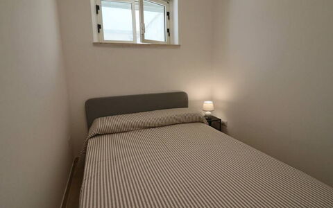Nausica: Slaapkamer, Bed, Verdieping, Laken, Meubilair, Bedding, Interieur Ontwerp, Flooring, Bed Frame, Linens