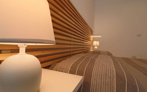 Nausica: Hout, Meubilair, Slaapkamer, Interieur Ontwerp, Bed, Verlichting, Lampekap, Linens, Laken, Bedding