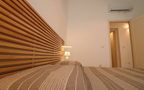 Nausica: Hout, Interieur Ontwerp, Bed, Slaapkamer, Meubilair, Textiel, Verdieping, Laken, Verlichting, Bedding