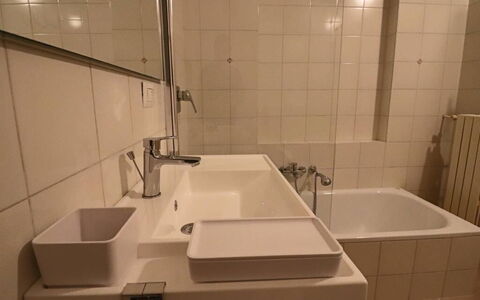 Nausica: Loodgieterswerkinrichting, Wastafel In De Badkamer, Wastafel, Badkamer, Kraan, Flooring, Interieur Ontwerp, Verdieping, Loodgieter, Kamer