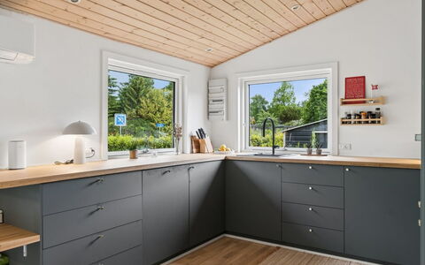 Arise - 1.5Km from the Sea: Flooring, Hout, Interieur Ontwerp, Keuken, Countertop, Verdieping, Cabinetry, Plafond, Meubilair, Huis