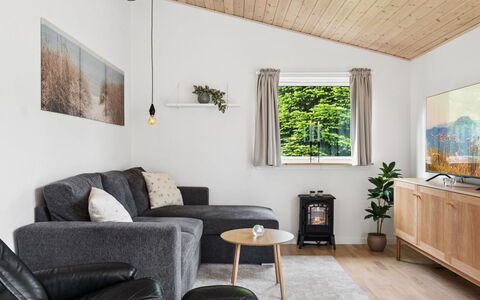 Arise - 1.5Km from the Sea: Bankstel, Interieur Ontwerp, Meubilair, Flooring, Woonkamer, Hout, Verdieping, Kamer, Plafond