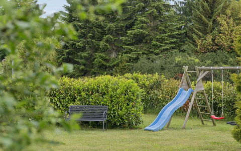 Arise - 1.5Km from the Sea: Gras, Struik, Tuin, Recreatie, Vrije Tijd, Speeltoestel, Schaduw, Gazon, Dia Van De Speelplaats