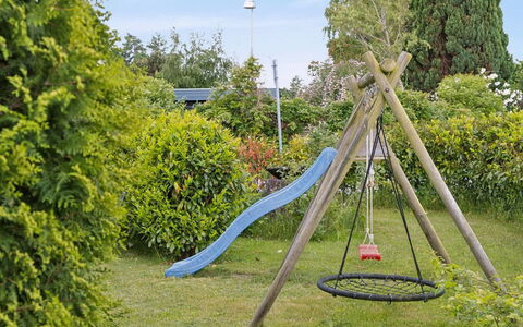 Arise - 1.5Km from the Sea: Speeltoestel, Speelplaats, Schommel, Vrije Tijd, Dia Van De Speelplaats, Chute, Tuin, Park, Schaduw, Gazon
