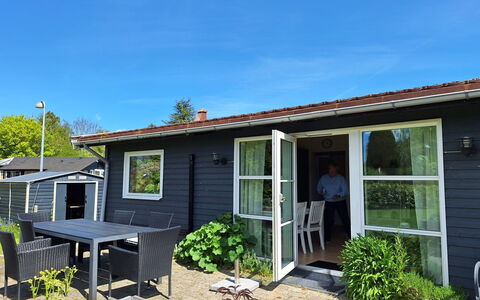 Arise - 1.5Km from the Sea: Deur, Huis, Huis, Meubilair, Verblijf, Siding, Veranda, Stoel, Werf, Schaduw