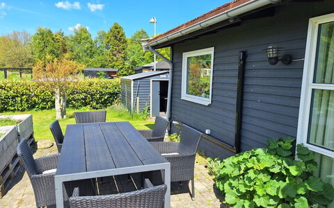 Arise - 1.5Km from the Sea: Huis, Buitenmeubels, Tuin, Schaduw, Siding, Verblijf, Backyard, Buitentafel, Werf, Stoel