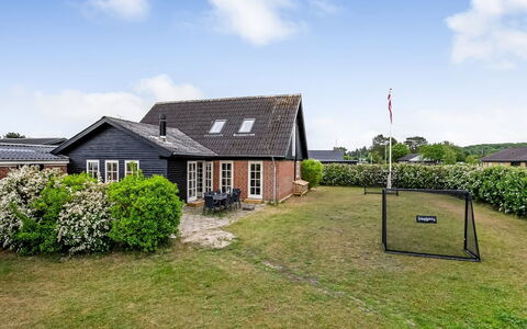 Chiuvana - 250M from the Sea: Gebouw, Gras, Huis, Dak, Huis, Woongebied, Verblijf, Landgoed, Landelijk Gebied, Gazon