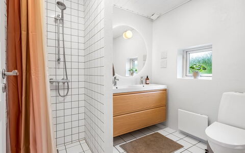 Chiuvana - 250M from the Sea: Flooring, Loodgieterswerkinrichting, Badkamer, Verdieping, Interieur Ontwerp, Wastafel In De Badkamer, Wastafel, Toilet, Loodgieter, Kraan