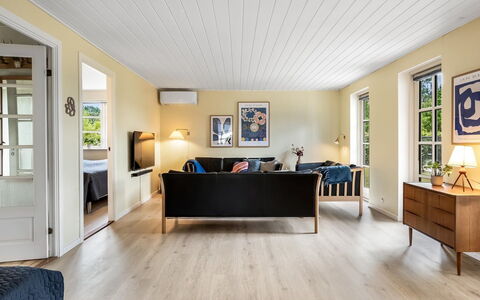 Chiuvana - 250M from the Sea: Flooring, Interieur Ontwerp, Houten Vloer, Hout, Plafond, Verdieping, Laminaatvloer, Huis, Meubilair, Woonkamer