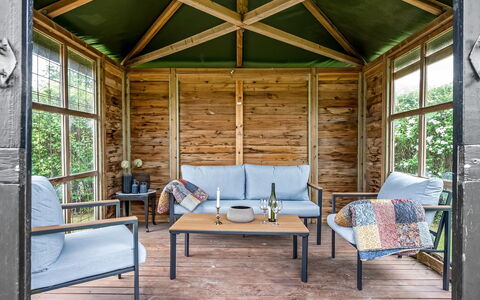 Chiuvana - 250M from the Sea: Meubilair, Hout, Buitenmeubels, Stoel, Tafel, Buitentafel, Beits, Hardwood, Tuin, Patio