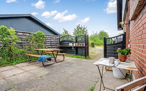 Chiuvana - 250M from the Sea: Meubilair, Tuin, Buitenmeubels, Groundcover, Stoel, Backyard, Werf, Buitentafel, Schaduw, Landscaping