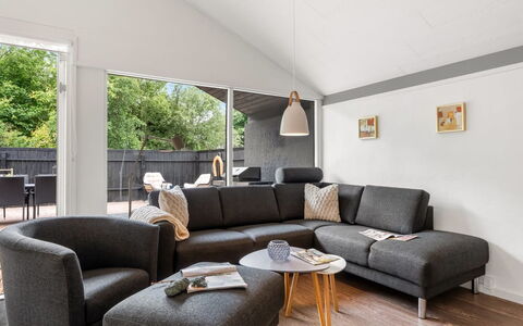 Sibyll - 1Km from the Sea: Hout, Meubilair, Interieur Ontwerp, Bankstel, Woonkamer, Huis, Flooring, Verdieping, Plafond