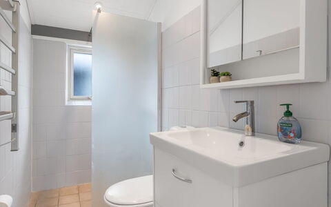 Sibyll - 1Km from the Sea: Badkamer, Wastafel In De Badkamer, Loodgieterswerkinrichting, Flooring, Muur, Wastafel, Interieur Ontwerp, Verdieping, Kraan, Badkamerkast