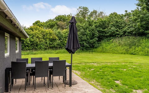 Sibyll - 1Km from the Sea: Land Lot, Tuin, Gazon, Schaduw, Buitenmeubels, Landscaping, Buitentafel, Werf, Backyard, Beits