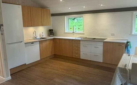 Sibyll - 1Km from the Sea: Flooring, Interieur Ontwerp, Hout, Verdieping, Countertop, Meubilair, Cabinetry, Plafond, Keuken, Verlichting