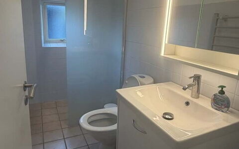Sibyll - 1Km from the Sea: Wastafel In De Badkamer, Badkamer, Loodgieterswerkinrichting, Verdieping, Flooring, Wastafel, Interieur Ontwerp, Toilet, Loodgieter, Kraan