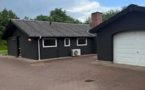 Sibyll - 1Km from the Sea: Dak, Huis, Huis, Verblijf, Siding, Oprit, Schuur, Garagedeur, Garage, Werf