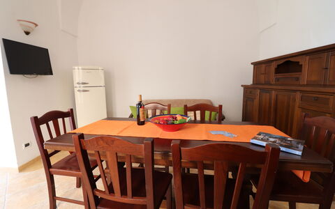 Casa Rachele a Otranto: Meubilair, Hout, Flooring, Verdieping, Interieur Ontwerp, Tafel, Keuken En Eettafel, Eetkamer, Kamer, Hardwood