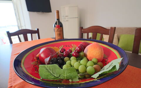 Casa Rachele a Otranto: Tableware, Voedsel, Serveware, Dishware, Tafel, Meubilair, Bord, Fruit, Ingrediënt, Tafelkleed
