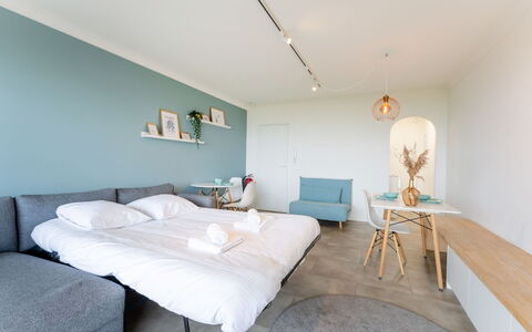 Poseidon with Seaview & Parking: Meubilair, Flooring, Verdieping, Interieur Ontwerp, Hout, Slaapkamer, Plafond, Bed, Kamer, Houten Vloer
