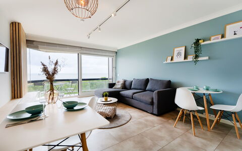 Poseidon with Seaview & Parking: Meubilair, Flooring, Interieur Ontwerp, Verdieping, Plafond, Kamer, Stoel, Appartement, Houten Vloer, Woonkamer