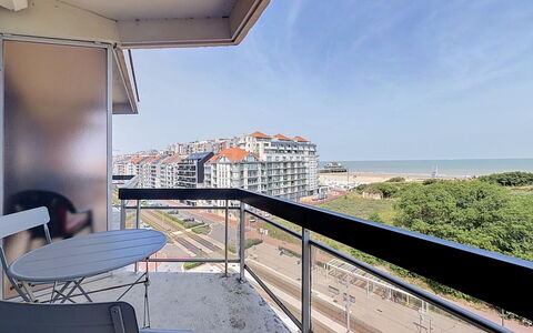Poseidon with Seaview & Parking: Appartement, Balkon, Condominium, Glas, Schaduw, Daylighting, Hotel