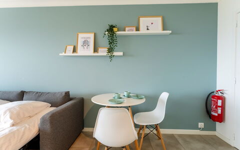 Poseidon with Seaview & Parking: Meubilair, Interieur Ontwerp, Flooring, Verdieping, Plafond, Kamer, Verlichting, Fotolijst, Woonkamer