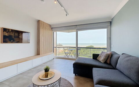 Poseidon with Seaview & Parking: Interieur Ontwerp, Meubilair, Flooring, Verdieping, Plafond, Appartement, Kamer, Woonkamer, Zee, Bankstel